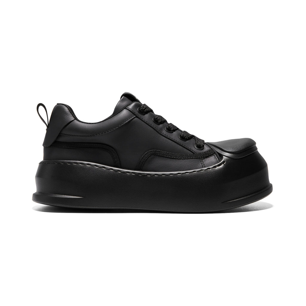Minimalist leather sneakers with thick sole and smooth finish, designed for comfort and modern daily wear.