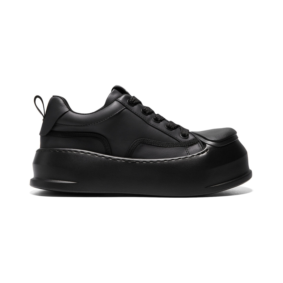 Minimalist leather sneakers with thick sole and smooth finish, designed for comfort and modern daily wear.